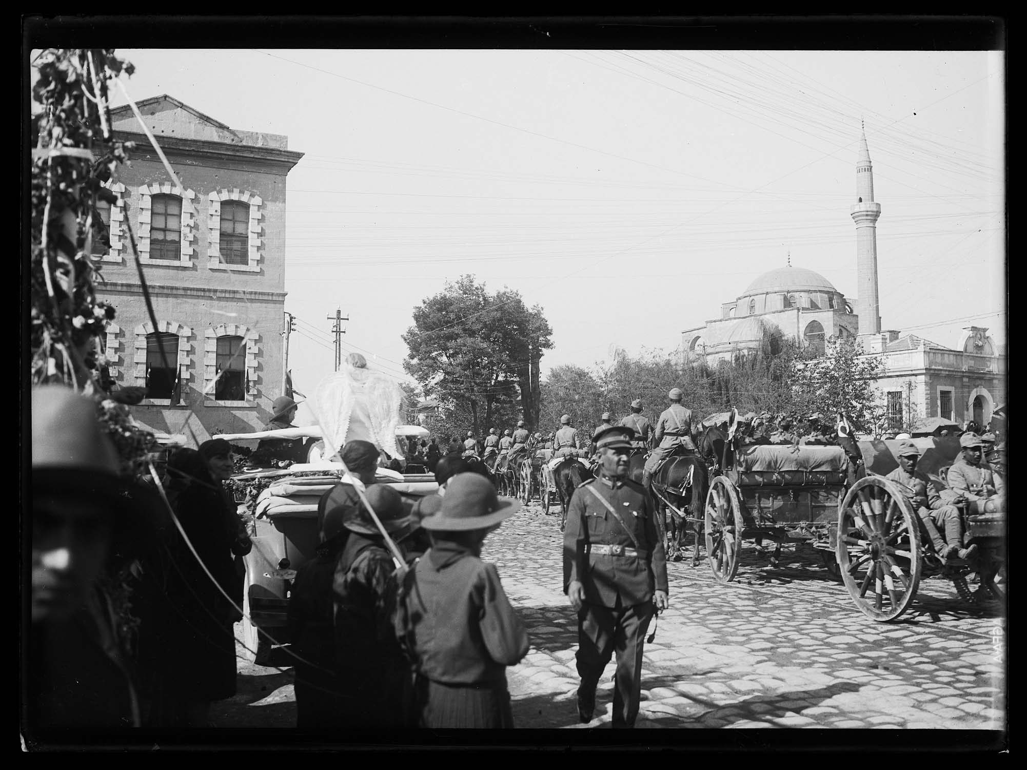 Fête de la République en 1928 : voitures officielles devant la foule